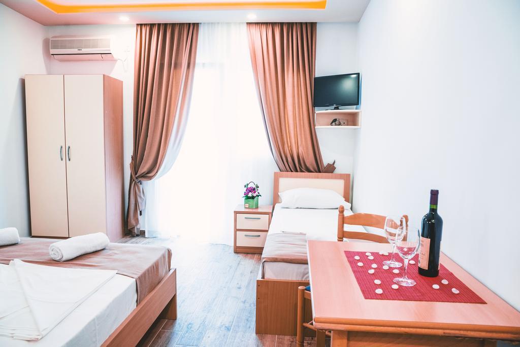 Guest House S-Lux Petrovac Екстер'єр фото